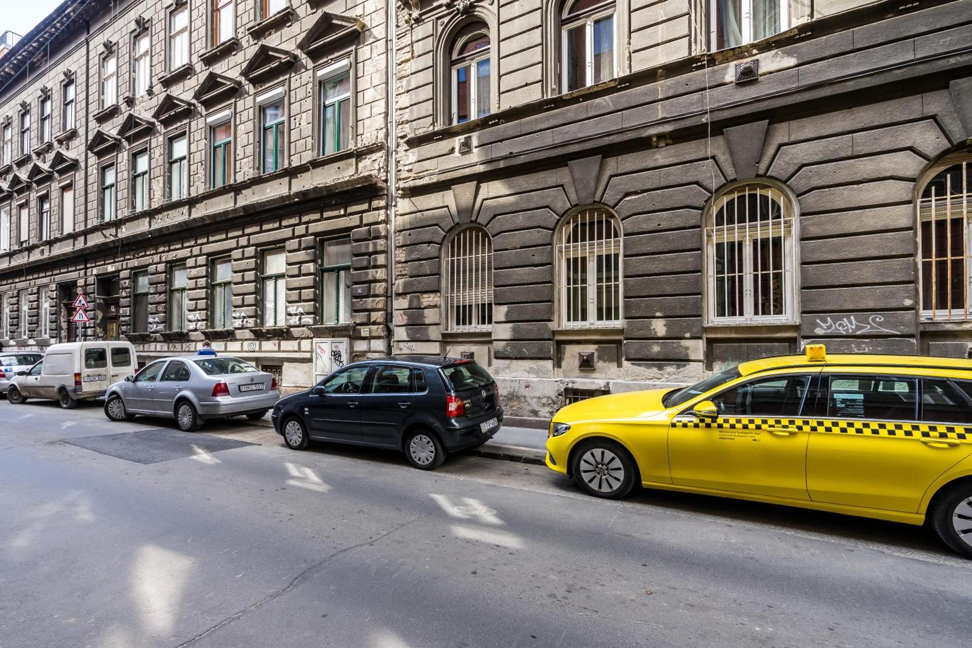 Bpr Stylish Mosaic Home With Terrace Budapest Bagian luar foto