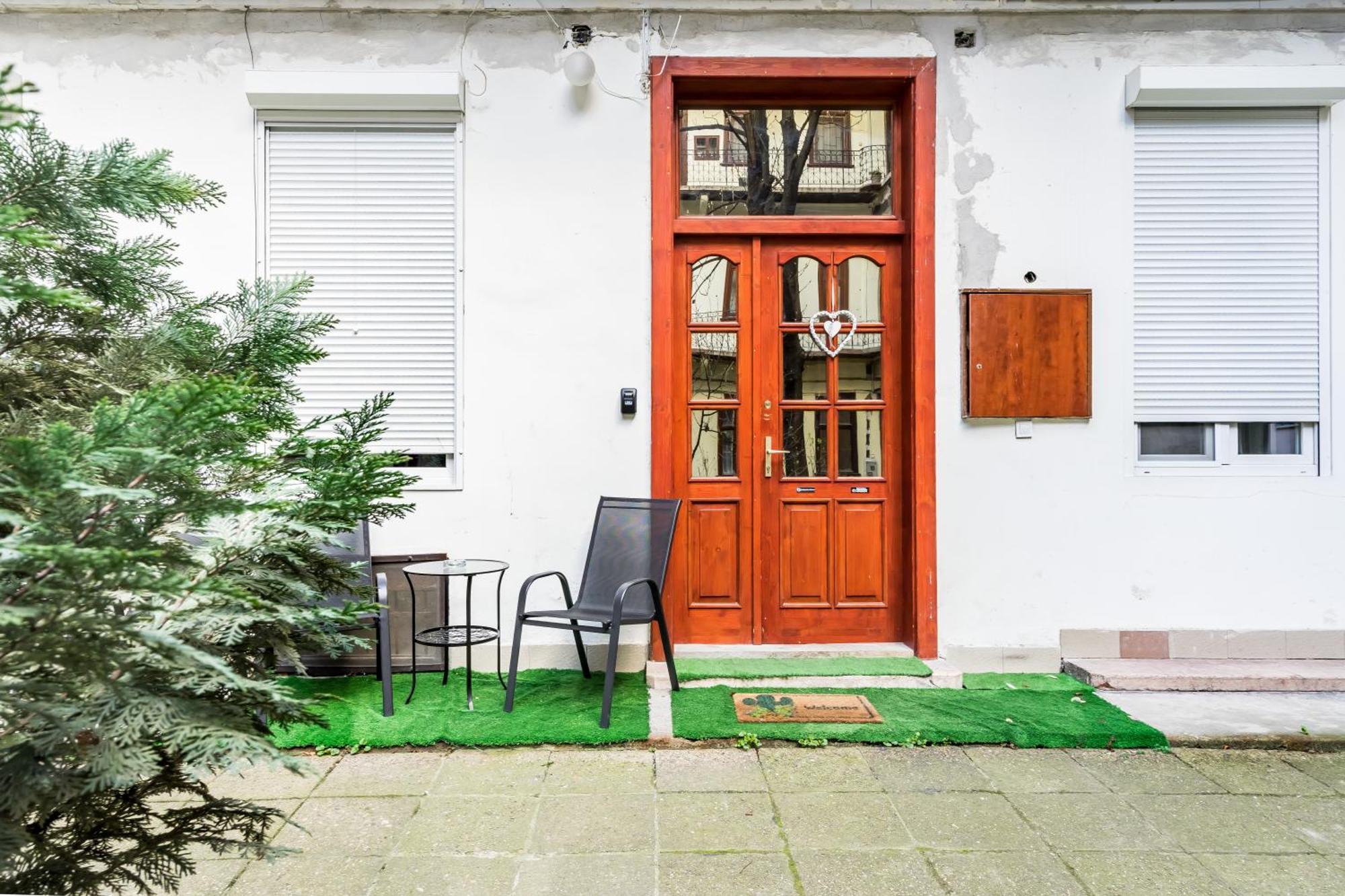Bpr Stylish Mosaic Home With Terrace Budapest Bagian luar foto