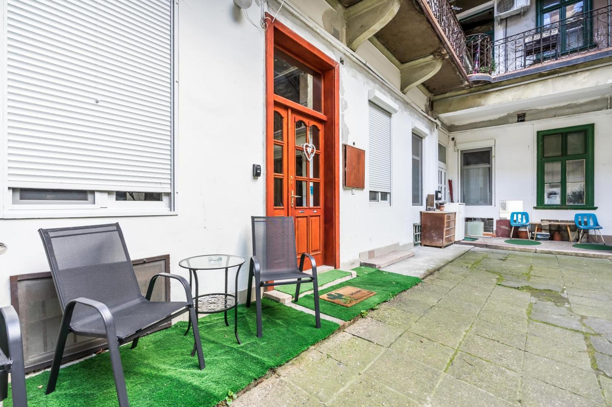 Bpr Stylish Mosaic Home With Terrace Budapest Bagian luar foto